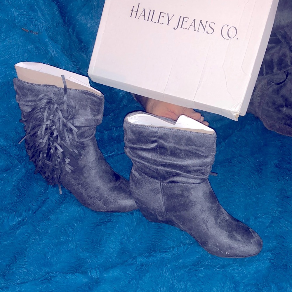 Polyester upper with curly fringe